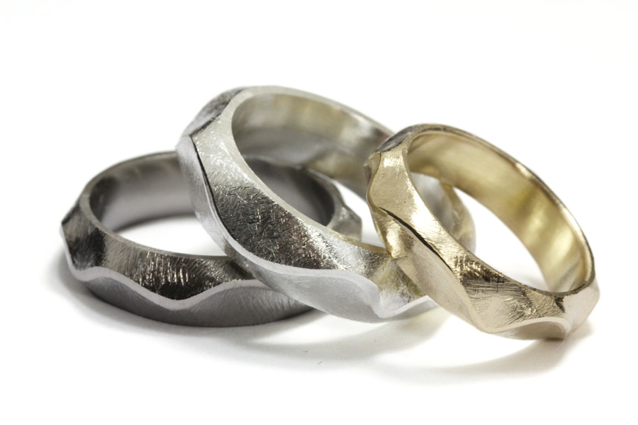 Vågor-tre ringar i titan, silver och guld